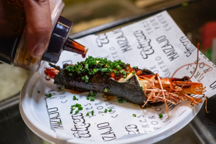 Langostino con mayonesa de habanero y aceite de guajillo.