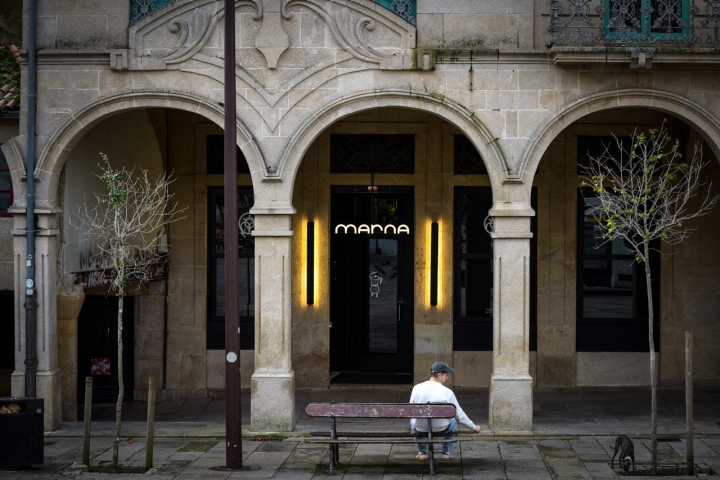 El restaurante Marna se encuentra en la plaza de A Ferrería