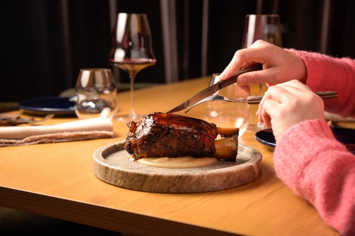 Jarrete glaseado con crema de tupinambo.