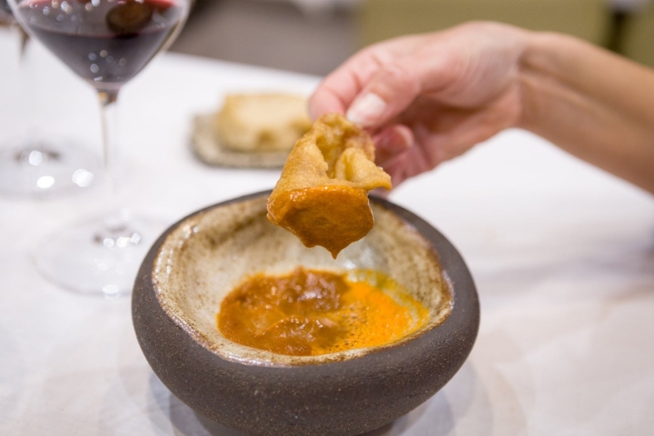La oreja de cochinillo, un plato para dipear.