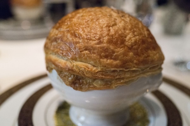 La afamada sopa de trufas cubierta con un hojaldre. Foto: Edsel Little (Flickr CC)