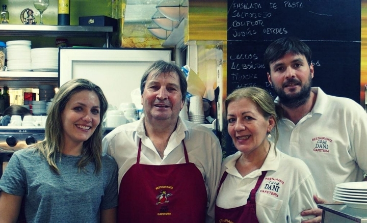 La familia de Casa Dani tras la barra.
