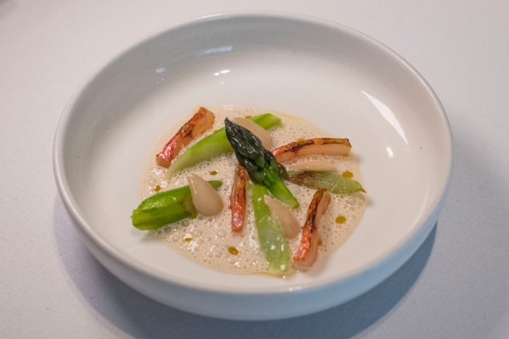 Espárragos verdes de Alcalá, salmonete soasado y almedra tierna.