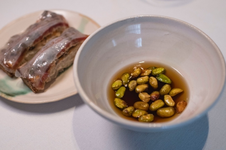 Pistachos de Alcalá y consomé rancio de cerdo ibérico.