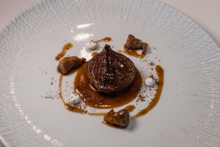 Cebolleta fresca asada en un jugo de chivo lechal y yogurt de cabra.