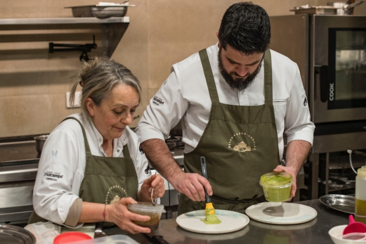 Su madre Antonia le ayuda en cocina.