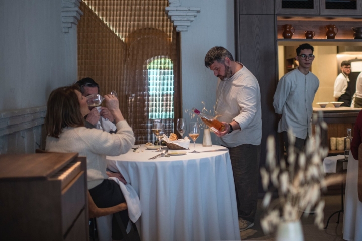 La acogedora sala te hace sentir como en casa.