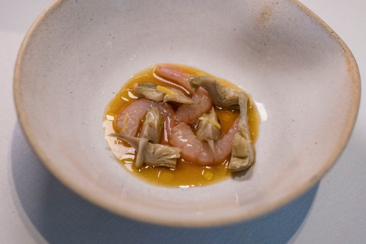 Alcachofa confitada, gamba blanca, azafrán y limón.
