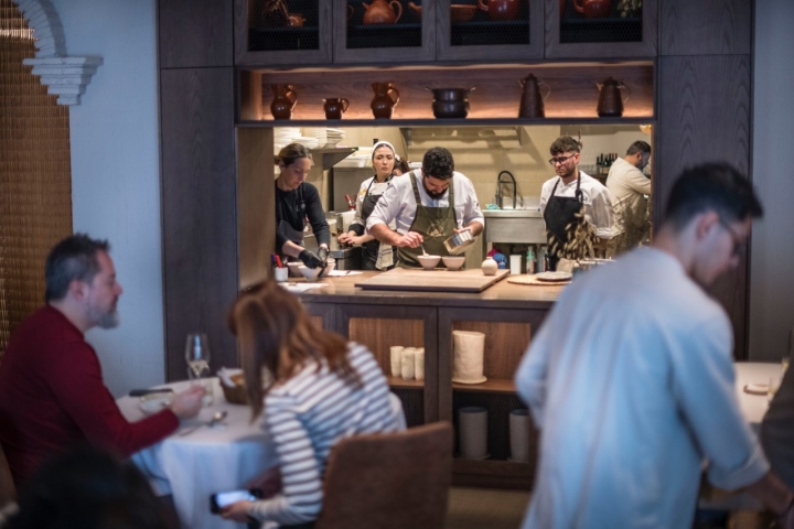 La cocina vista permite ver trabajar al equipo.
