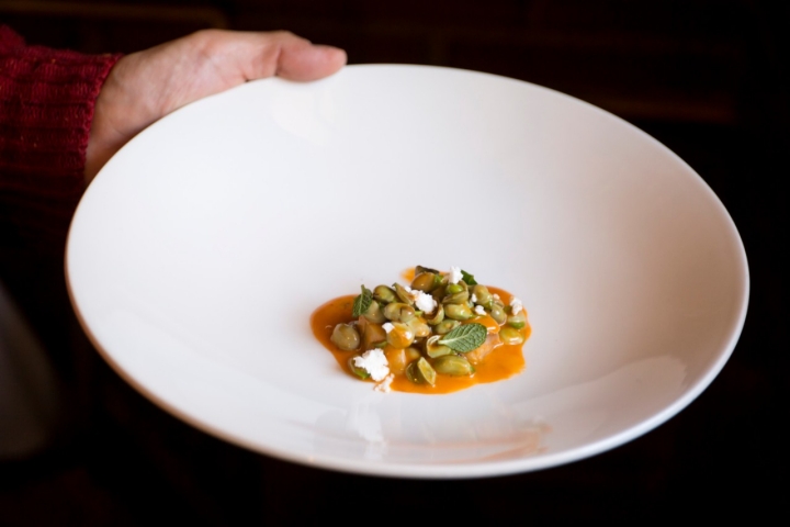 Cádiz (España) Alcalá del Valle 10/02/2022 Reportaje en el restaurante Mesón Sabor Andaluz, con el chef Pedro Aguilera dirigiendo el local, y sus padres José Aguilera y Antonia Jiménez acompañándolo. En la fotografía, habitas guisadas en un jugo de tomate, bacalao y hierbabuena.Foto: Daniel Pérez