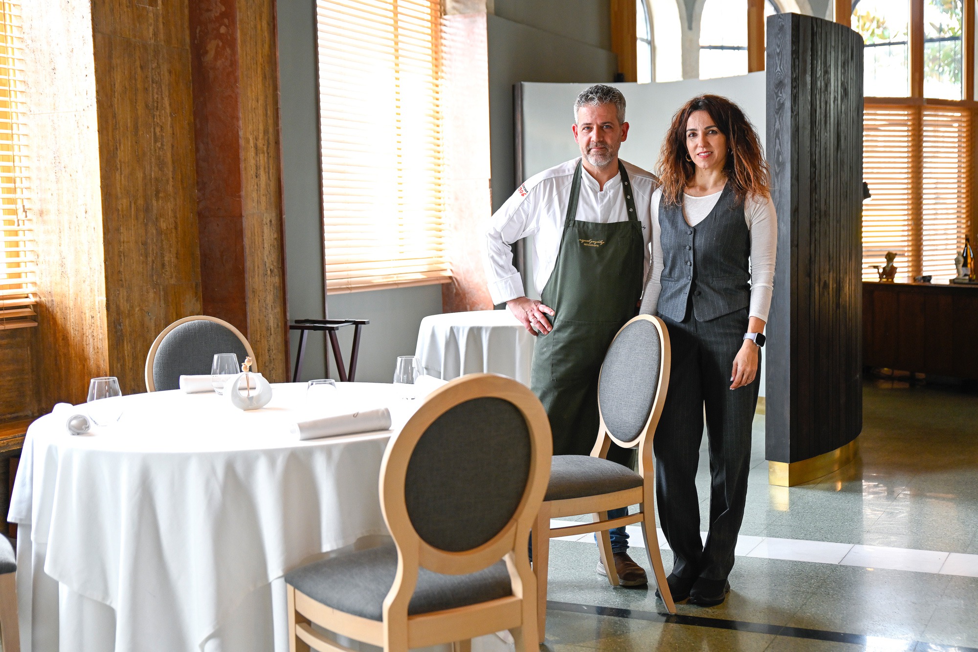 El chef Miguel González junto a Laura Novoa, su pareja y socia.