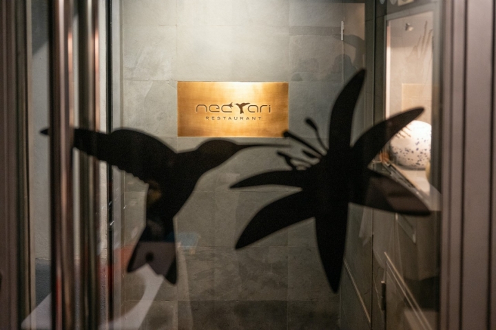 El logo del restaurante es una flor y un colibrí de donde extrae el néctar.