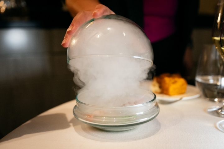 Así llegan a la mesa los guisantes de temporada.