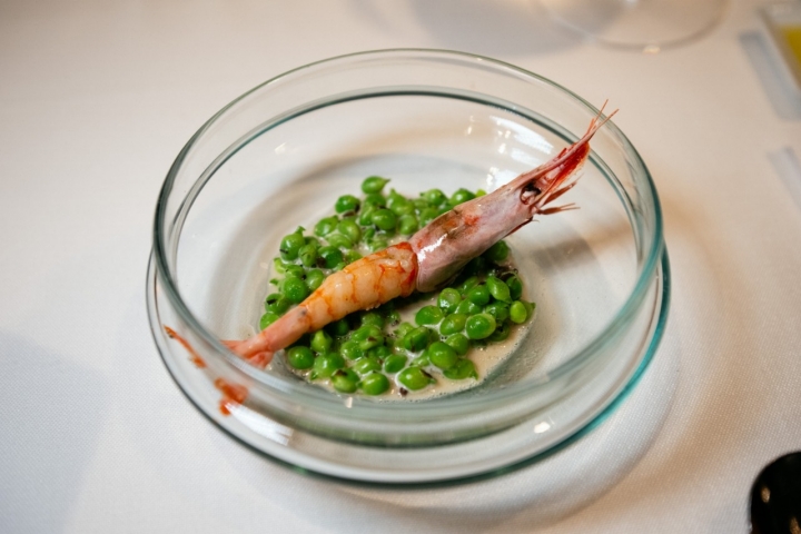 Guisantes con gamba y trufa.