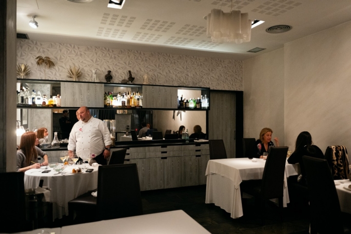 La sala es pequeña pero acogedora.