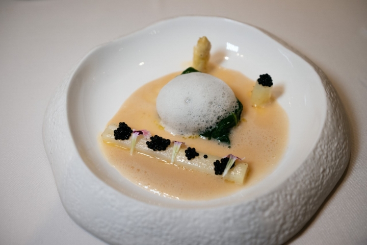 Espárragos de Navarra con beurre blanc.