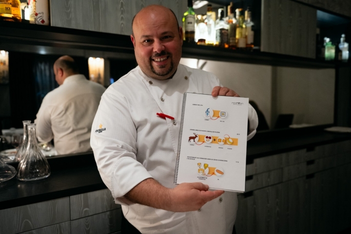 El chef muestra el menú para autistas.