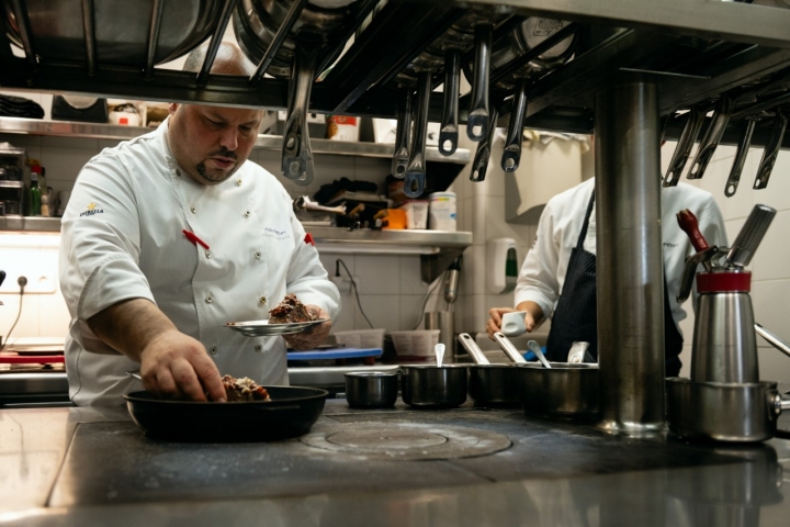 El cocinero defiende de la sostenibilidad en los fogones.