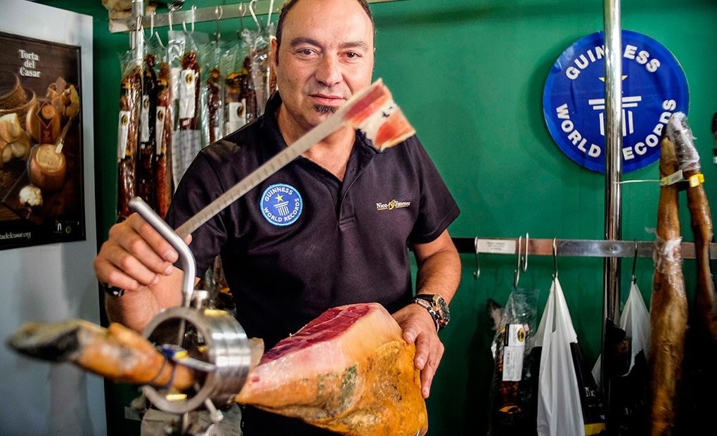 Nico Jiménez cortando jamón