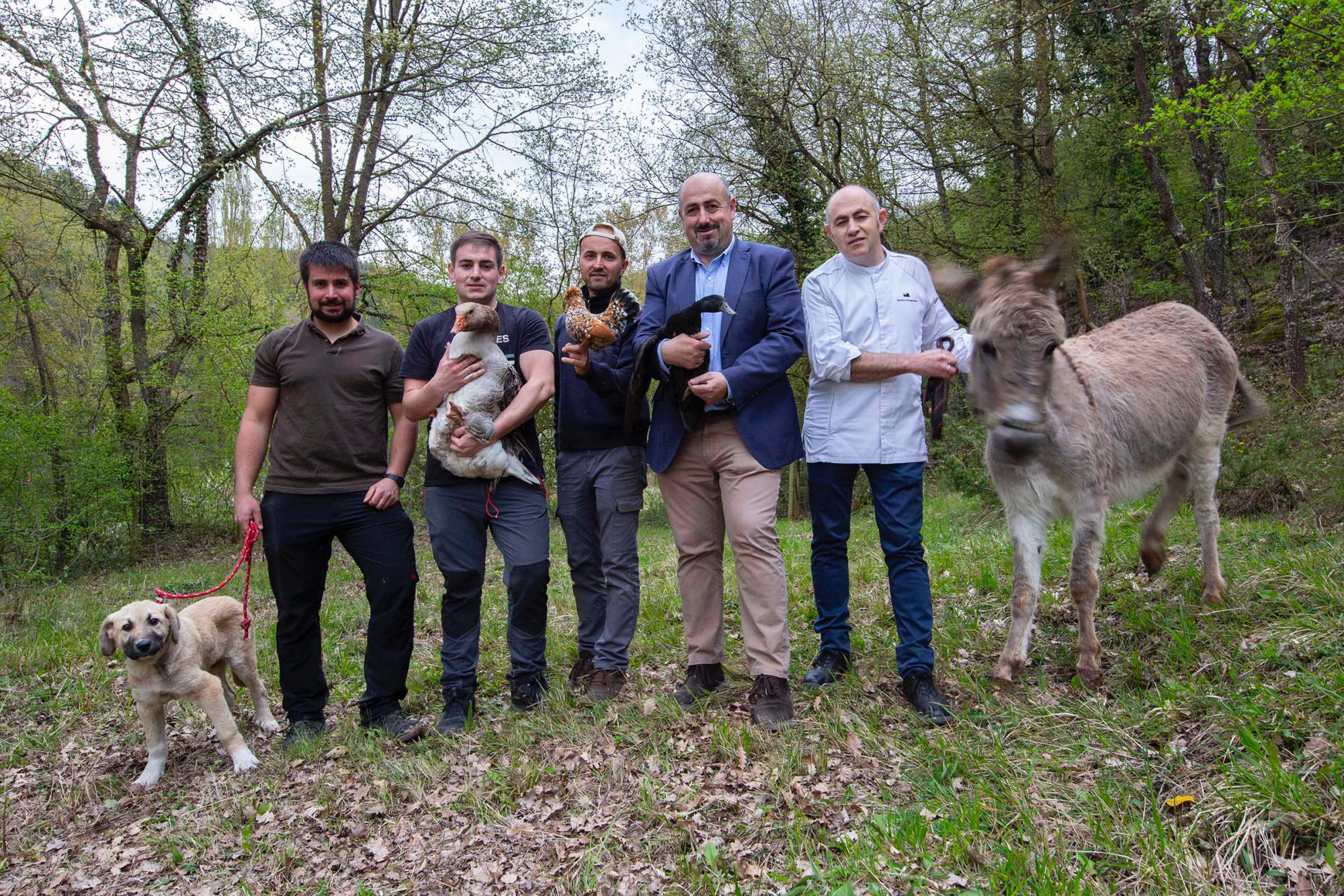Los hermanos Echapresto junto algunos de sus animales.