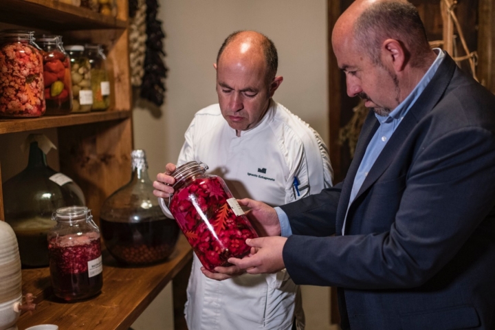 Los hermanos en la sala de encurtidos y fermentados.