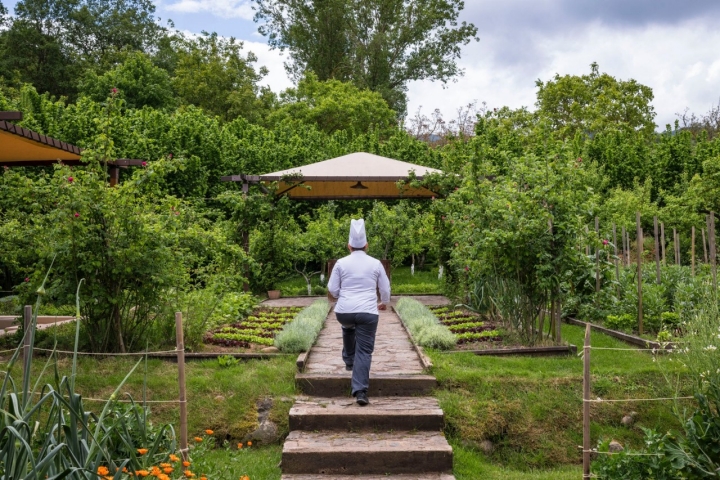 Los cocineros recogen por la mañana lo que necesitan para el menú.