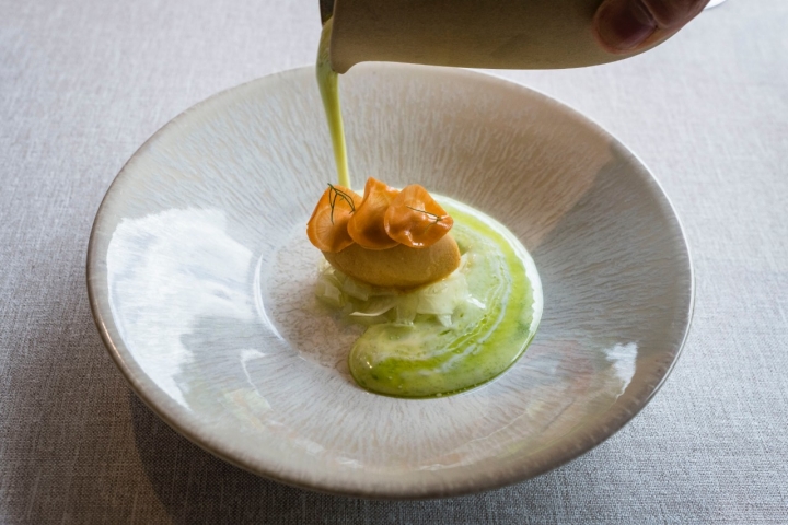 Helado de tomate verde encurtido con ensalada de hinojo.