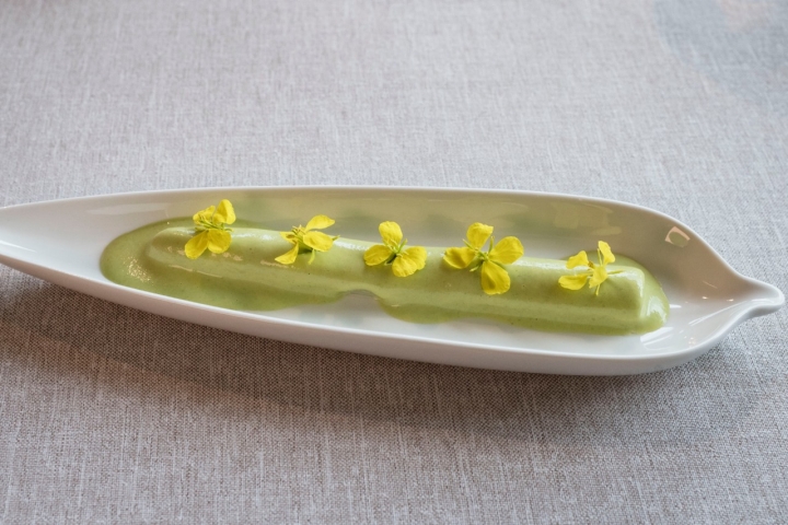 Espárrago blanco napado con salsa mentolada y flor de mostaza.  