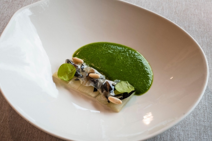 Acelga verde con trompetas de la muerte, papada de cerdo ibérico y piñón tostado.