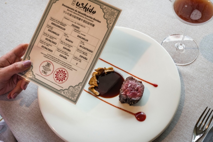 Lomo de Wagyu de La Rioja con rebozuelos salteados y mermelada de escaramujos. 