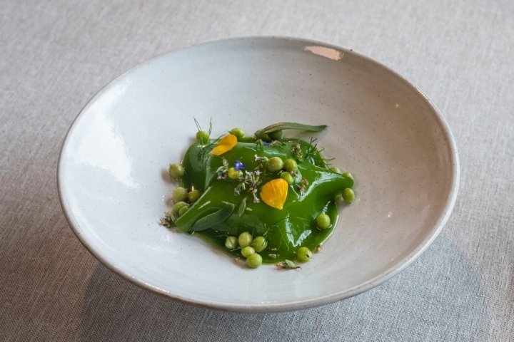 Sorbete de hinojo con velo de guisante y flores aromáticas del entorno.