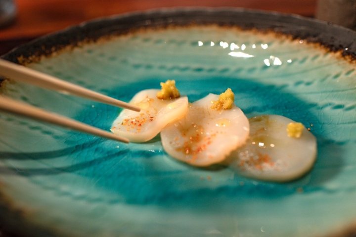 Vieira de Hokkaido con mantequilla de miso.