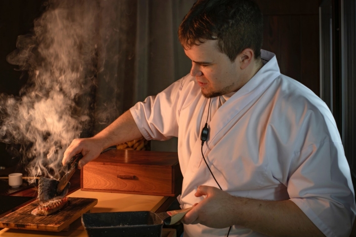 Diego marcando el salmonete con carbón Binchotan.