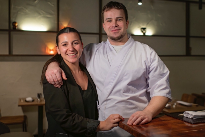 El chef Diego Endika López con la sumiller Elena Sierra.