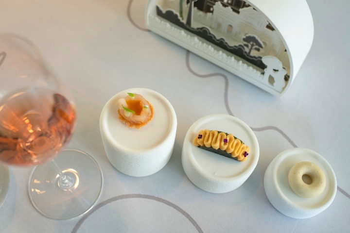 Filipino de foie gras con chocolate blanco, taco de salmón marinado con crema de miso y lubina en escabeche