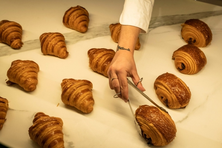 Bollos de hojaldre sobre mármol para desayunar.