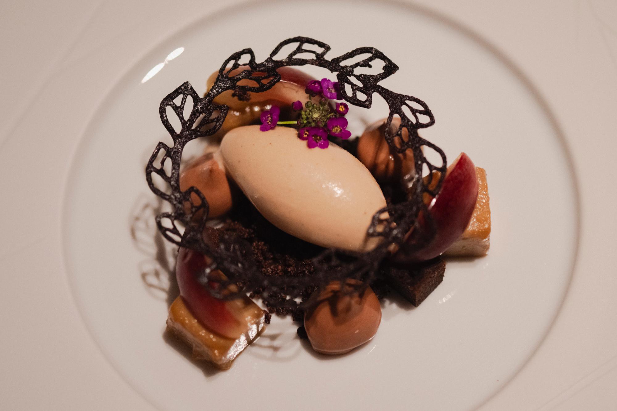 Helado balsámico con cremoso de chocolate.