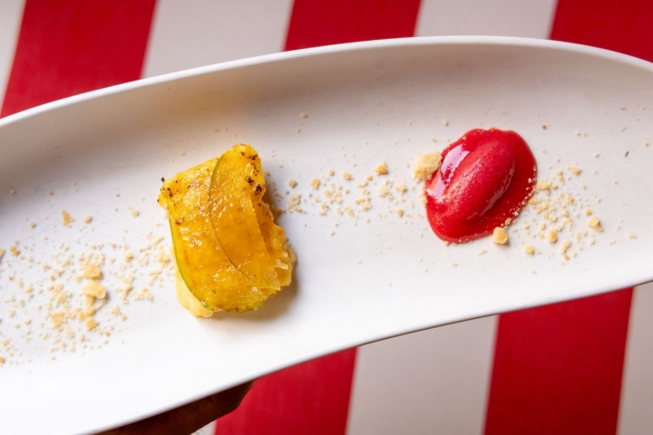 Milhoja con láminas de manzana y sorbete de frambuesa