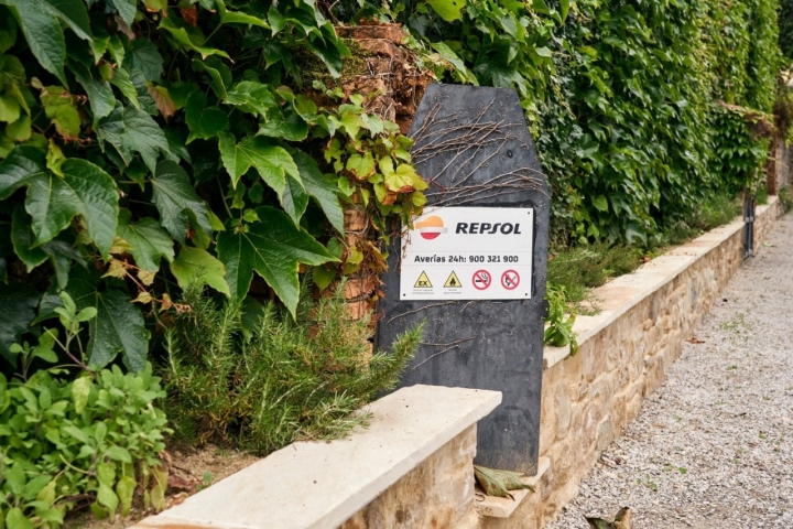 Repsol y Cenador de Amós: instalación de Repsol en el jardín