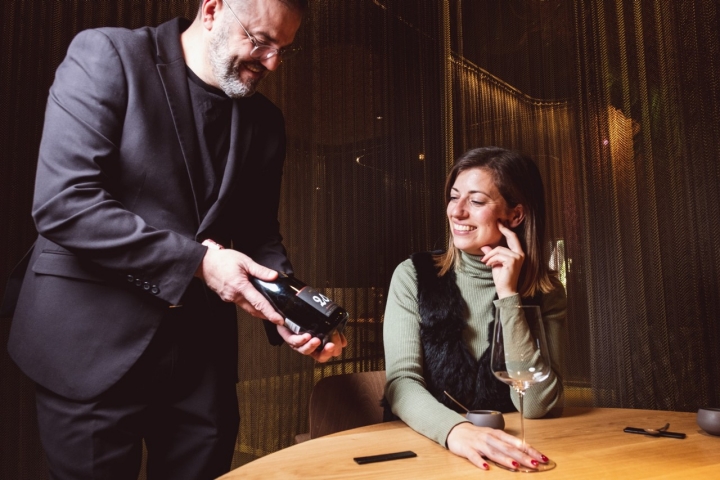 Sergio Serrano es el sumiller al cargo de la bodega de 'La Finca'.