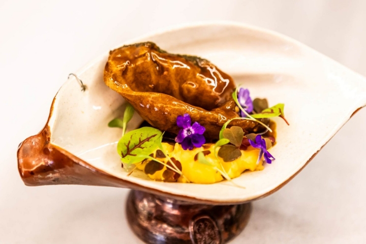 Ni al plato ni a la vajilla le falta un detalle. 