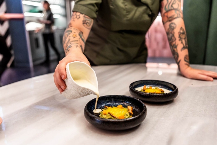 Crema de queso payoyo en el plato de raíces y tubérculos.