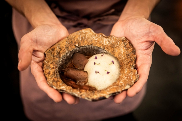 El artesano Toño Naharro firma algunos de los platos.