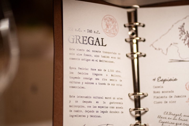 Un cuaderno de a bordo como menú.