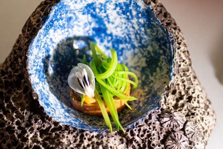 MISTRAL Anguila ahumda, melaza de cebolla y hierbabuena