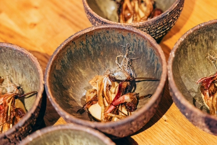 Uno de los gofios se sirve acompañado de hierbas silvestres