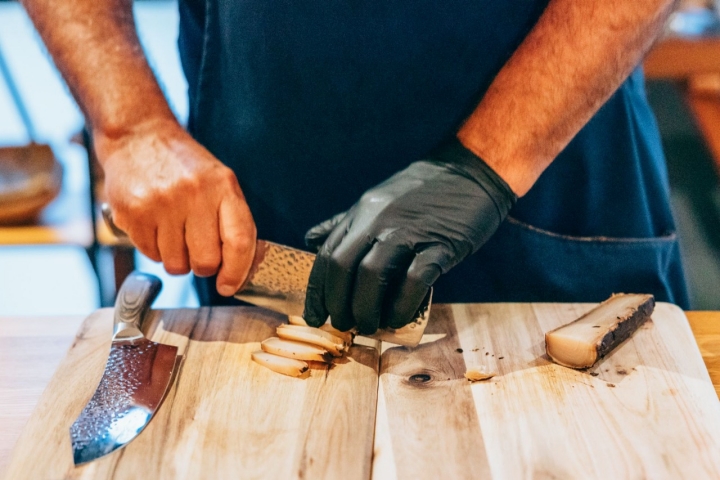 Marcos corta el peto curado con la delicadeza que implica su respeto al producto