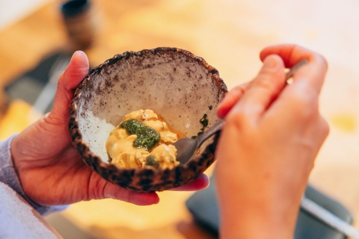 Un atractivo cuenco de gofio con chicharrones