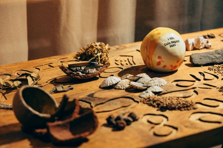 Su Sol Guía Repsol reposa junto a elementos de los aborígenes canarios