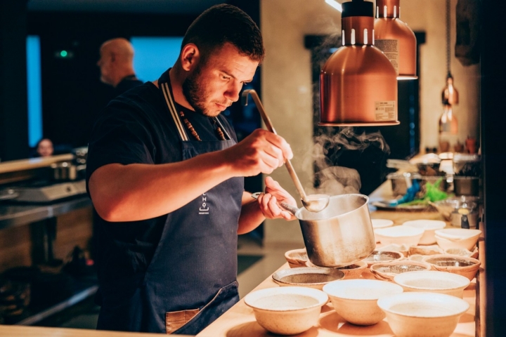 Kevin Barrera, ayudante del chef, pone atención a cada detalle durante el servicio